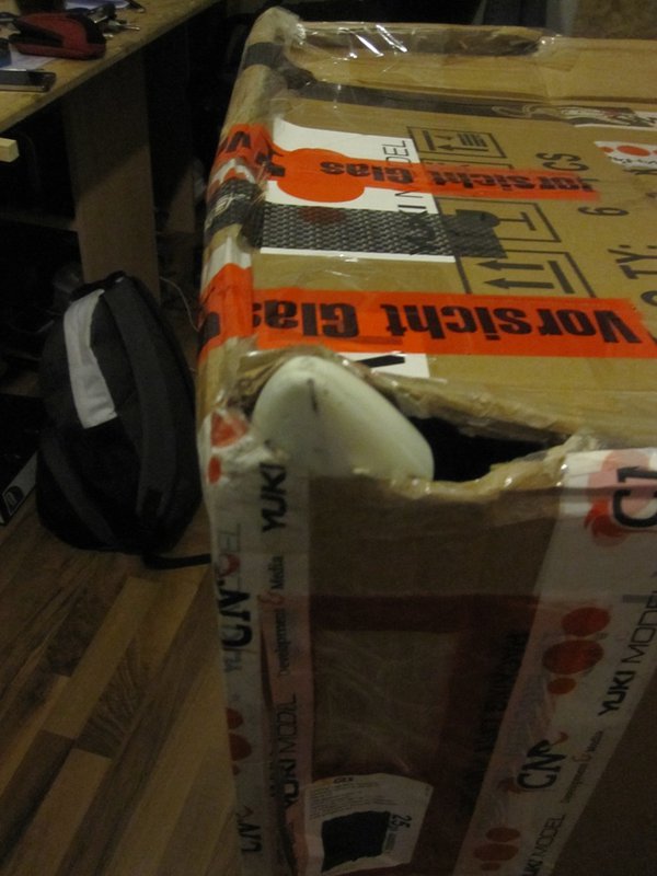 Er kämpft mit dem Karton!