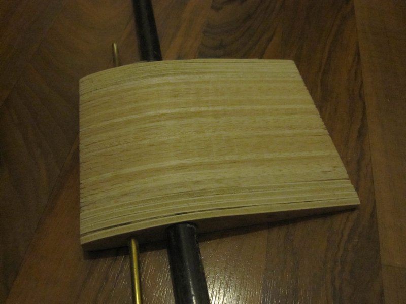 Alle 38 Rippen des Innenflügels auf Kohlerohr geschoben und als Block veschliffen. Vorne nochmals gegen Verdrehen gesichert.