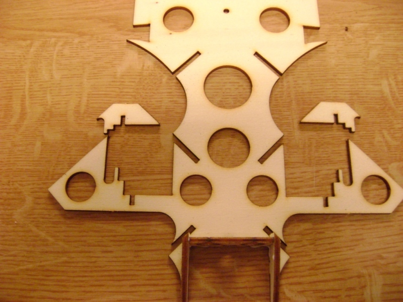 Die Mittelsektion ist aus Sperrholz mit den Aufnahmen der Servos und der Flächenbefestigung. Aufgebaut als "harter Kern"