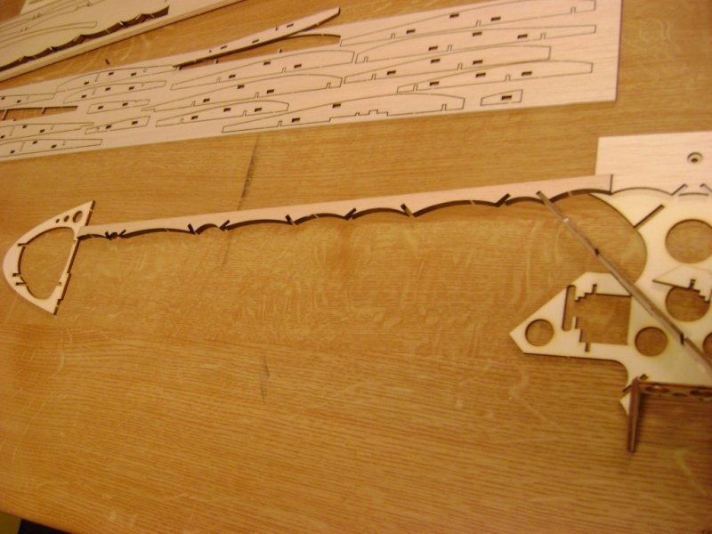 Nasen- und Endleiste sowie Randbogen aus Sperrholz bilden den Rahmen für die Rippen. Auch habe ich drauf geachtet das man nicht zu viele Bauteile anschrägen muss. Sonst wird die geodätische Bauweise ein bisschen zäh.