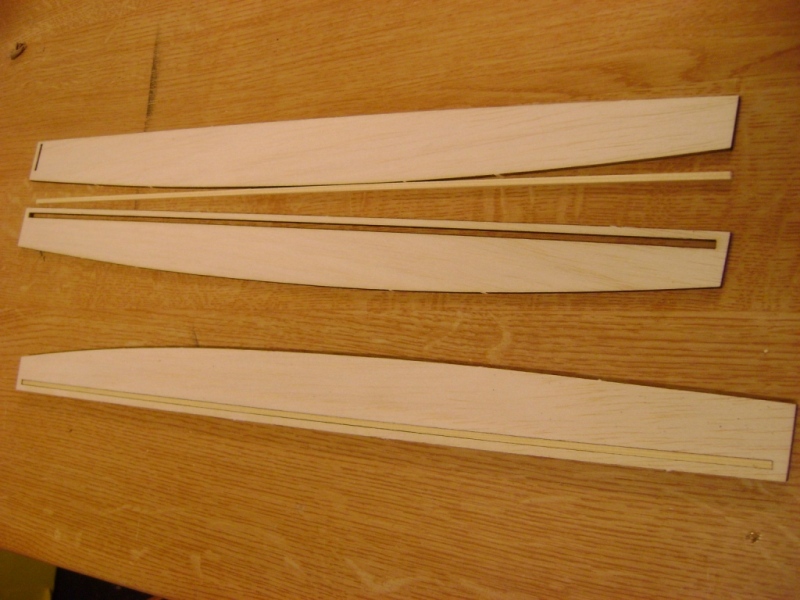 Das werden mal die Klappen. Zusammengeleimt aus 2 Schichten Balsa mit Kiefer 3x3 oben als Verstärkungseinlage.
