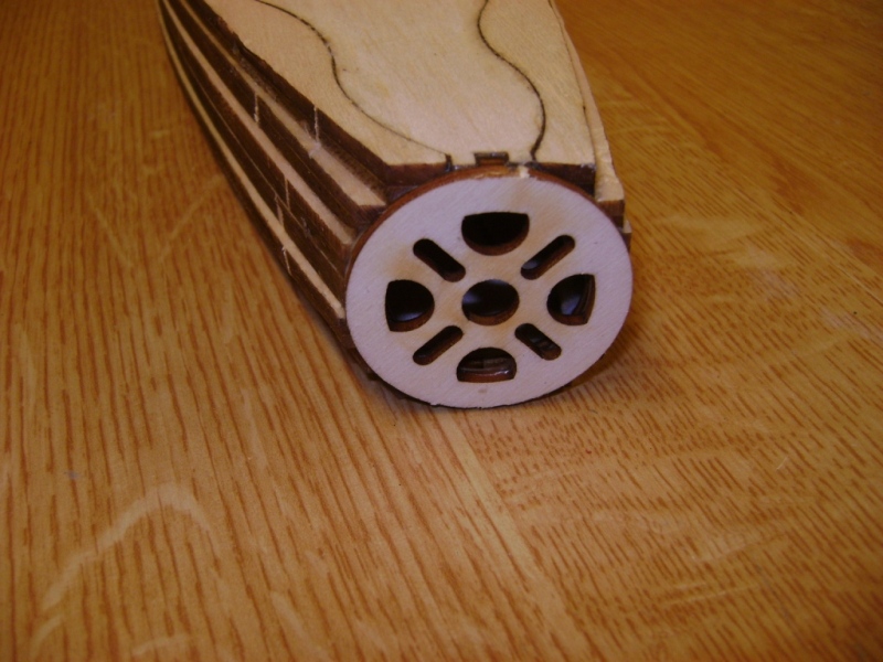 Hier gut zu sehendie Schichten der Rumpfober und unterseite. Alles schon in Form gelasert. Nur noch Kanten hobeln und der Rumpf wird rund.