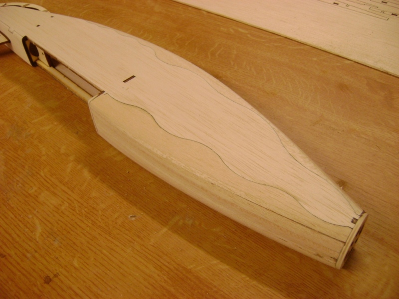 10 Minuten schleifen, alles schon recht ansehnlich. Jedoch muss jetzt der Motor rein und Spinner drauf. dann Kontur anreissen und alles wieder raus. Dann hab ich fertig geschliffen.