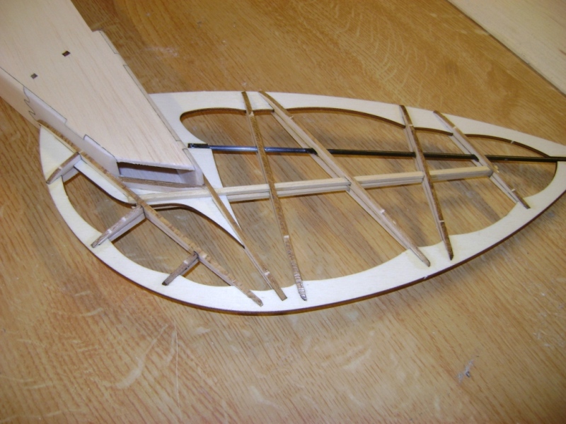 Die Seitenfllosse hat ein NACA 009 Profil. Hier hab ich das einzige CFK Röhrchen eingebaut. Alles steckbar und Sekundenkleber.