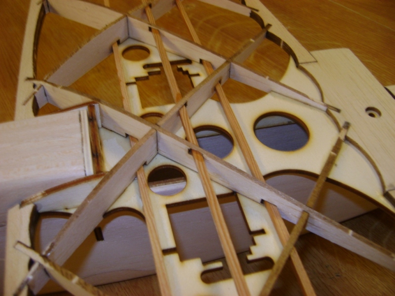 Hier die Mittelsektion des Fliegers. Hier hab ich HS 81 Servos vorgesehen. Damit habe ich die besten Erfahrungen gemacht.