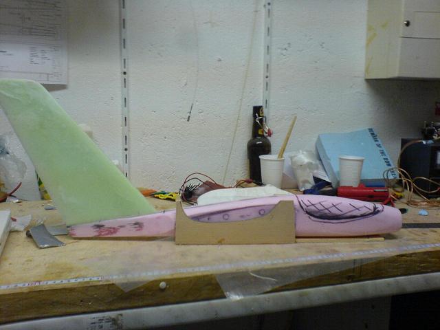 Der Rumpf liegt hier in der Schneideform für die Kabinenhaube..