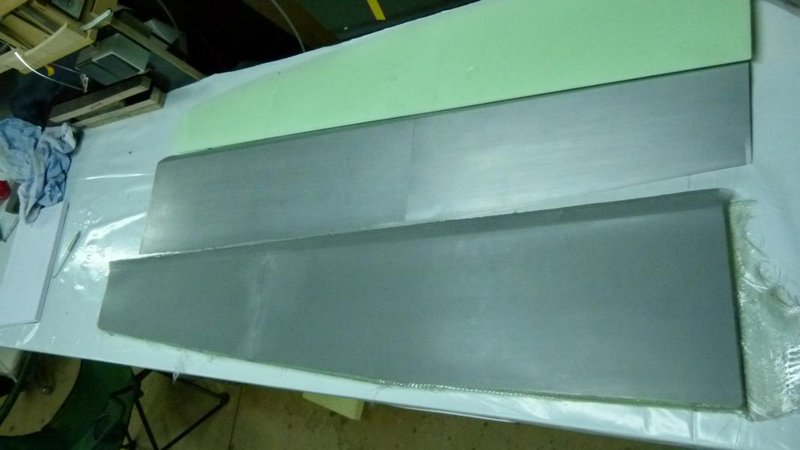 Ergebniss nach abnehmen der Oberschle mit Tragflächenkern und Offstedruckplatte. An der Trennstele der Druckpaltten muß ein wenig geschliffen werden, das geht mit dem Aluformenbauharz recht gut.