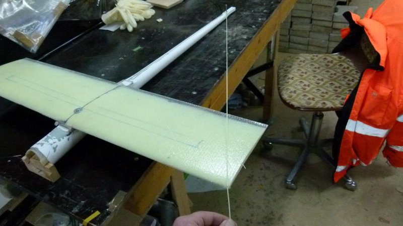 P1020115.JPG (101.34 KiB) 2069 mal betrachtet Die Schnurmethode um Flächen auf dem Rumpf auszurichten ist immer noch das Mittel erster Wahl bei geschwungen geformten Rümpfen .