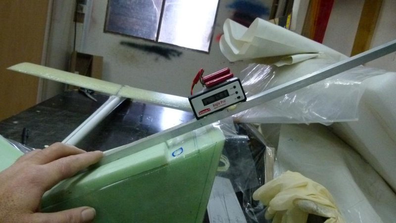 P1020118.JPG (95.79 KiB) 2069 mal betrachtet V Winkel einstellen und zum Rumpf /Fläche geraderichten für Gerdaeausflug.