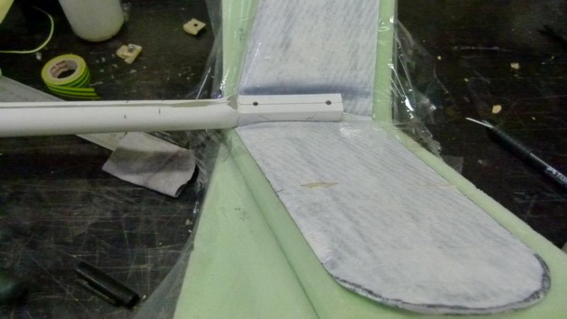 P1020120.JPG (89.55 KiB) 2069 mal betrachtet Passt und sitzt mittig im Leitwerk.