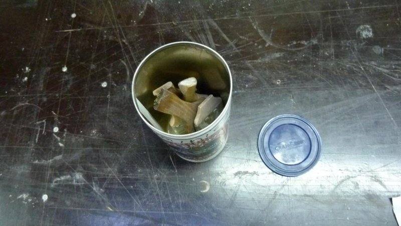 P1020128.JPG (108.51 KiB) 2395 mal betrachtet Der Deckel von der Pulver Cappuchino Dose passt perfekt! und die Pinsel müssen nur noch minimal gekürzt werden.